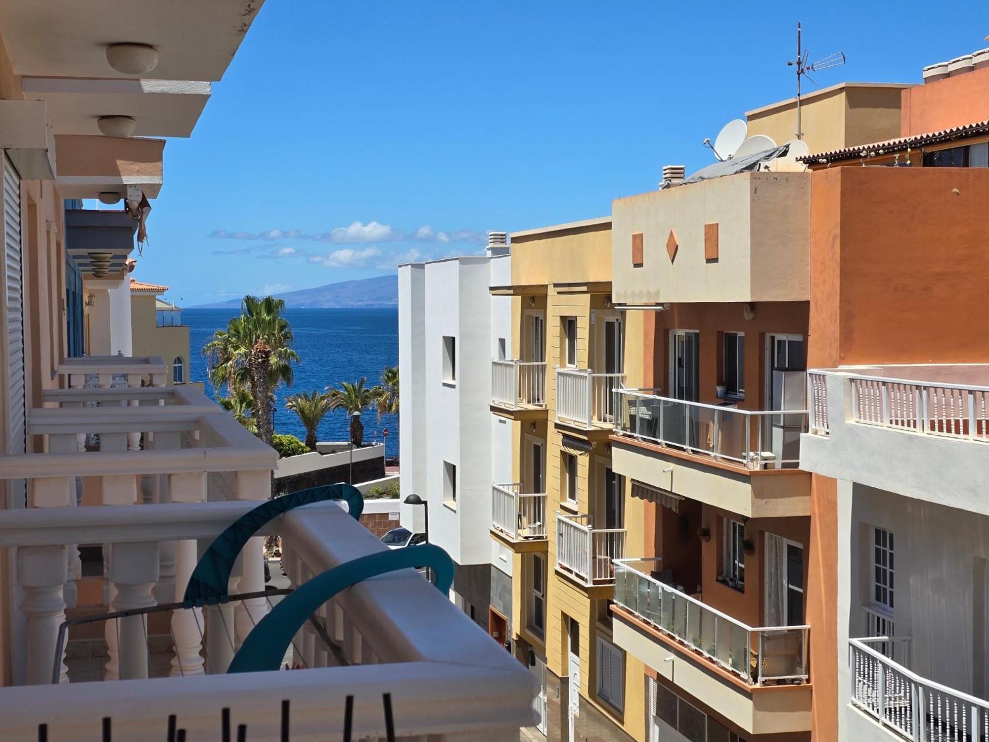 Beautiful Renovated Apartment With Air Conditioning Just Steps From The Sea In Playa San Juan Ngoại thất bức ảnh
